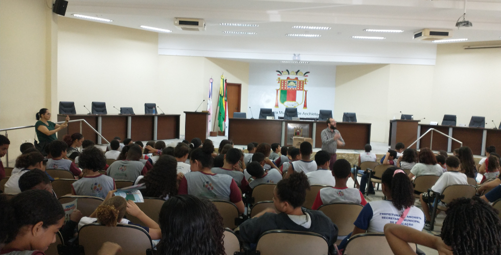 Alunos da escola Amarílis Fernandes Garcia visitam Câmara de Anchieta