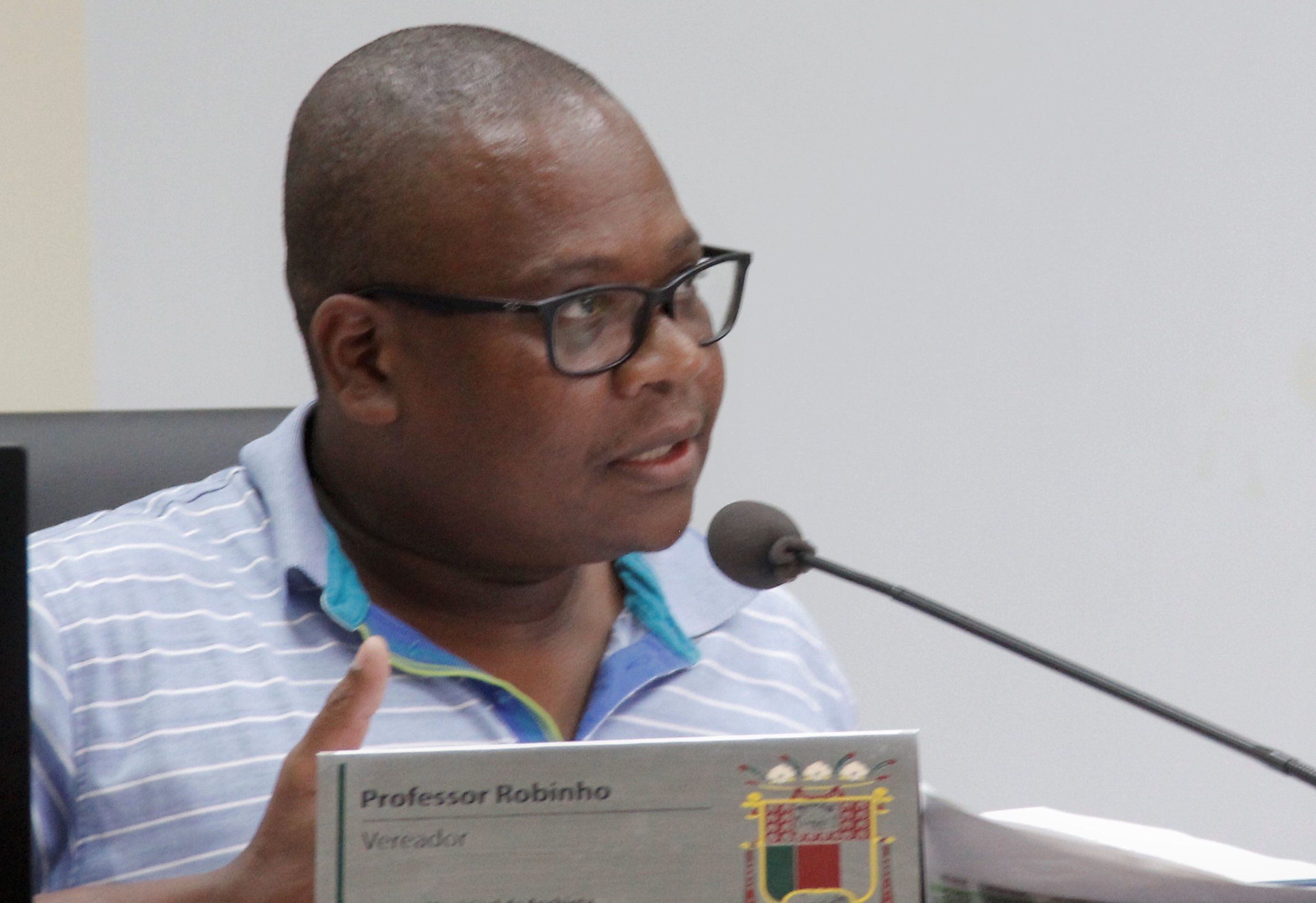 Professor Robinho fez cobranças ao secretário 