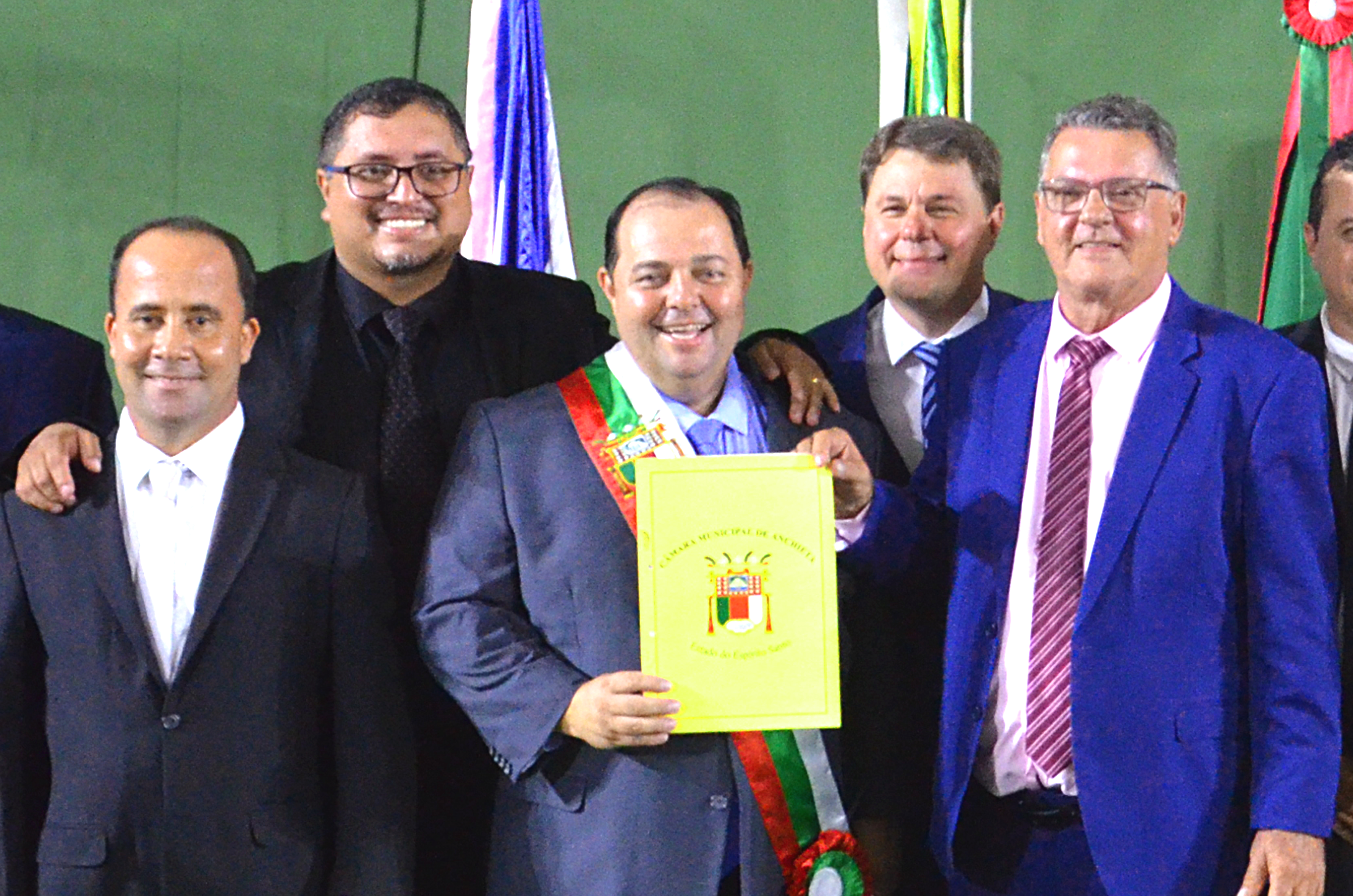 Foto da Mesa Diretora com Prefeito e Vice Prefeito